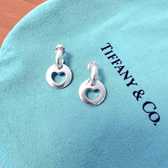 Tiffany & Co. 1999 Heart Cutout silver earrings - Picture 5 of 7